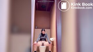 Hot as Babe pooping in Hotel Toilet
