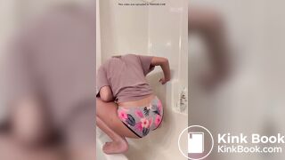Blackras poops her panties squatted over bathtub