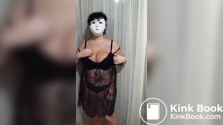 La tettona caga nel piatto