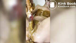 Poop Girl Stuffing Her Pussy With Warm Poo