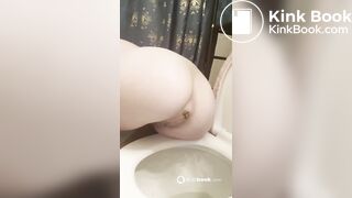 HOT WHITE GIRL SHITTING IN TOILETT