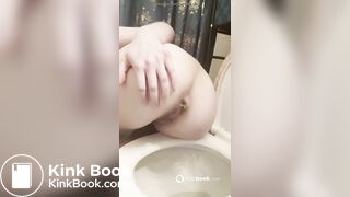 HOT WHITE GIRL SHITTING IN TOILETT