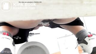A girl who pooped outside the toilet bowl - video 2