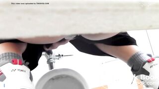 A girl who pooped outside the toilet bowl - video 2