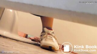 A girl who pooped outside the toilet bowl - video 2