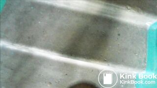 Girl shitting and farting - video 2