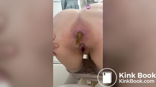 Girl pooping on toilet - video 320
