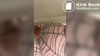Woman shitting - video 17
