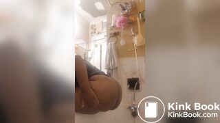 Ebony BBW shits in tub