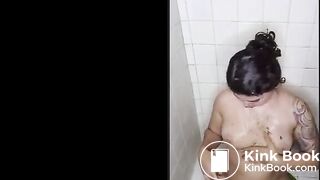 Latina pee and poo luego unta en su cuerpo sucio