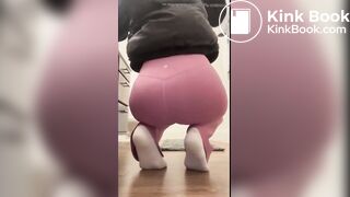 Blackras poops her purple lululemon leggings