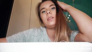Super hot girl does a very sexy poo