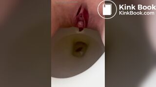 wife in kansas taking a shit