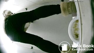Voyeur girl pooping 3