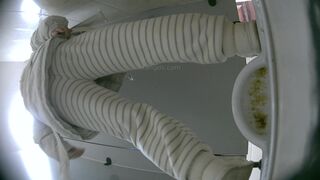 Voyeur girl pooping 2