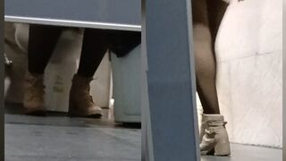 MUJER HACE CACA EN GASOLINERA