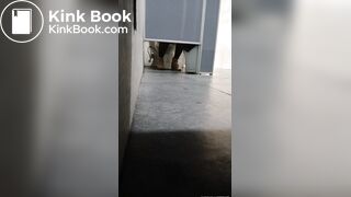 MUJER HACE CACA EN GASOLINERA