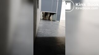 MUJER HACE CACA EN GASOLINERA