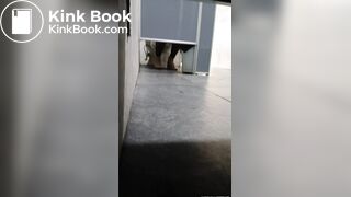 MUJER HACE CACA EN GASOLINERA