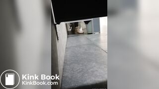 MUJER HACE CACA EN GASOLINERA