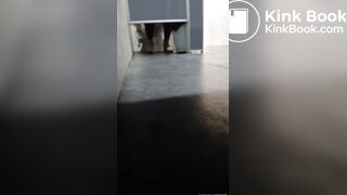 MUJER HACE CACA EN GASOLINERA