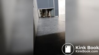 MUJER HACE CACA EN GASOLINERA