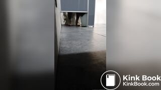 MUJER HACE CACA EN GASOLINERA