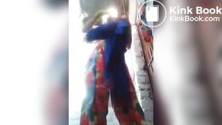 Desi poops