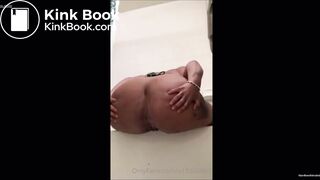 Big booty ebony moans out a quick shit