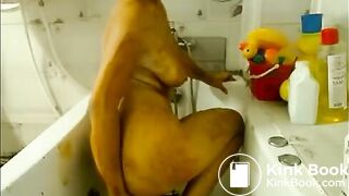 DIrty scat bitch in her bath