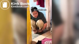 Desperate Girl Need To Poop - video 2