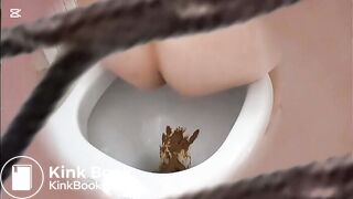girl pooping in the Toilette - video 2