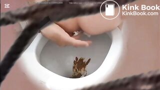 girl pooping in the Toilette - video 2