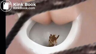 girl pooping in the Toilette - video 2