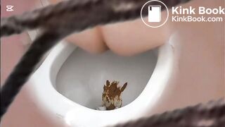 girl pooping in the Toilette - video 2