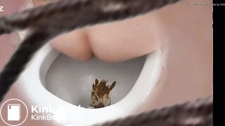 girl pooping in the Toilette - video 2