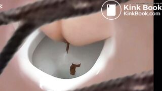 girl pooping in the Toilette - video 2