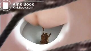 girl pooping in the Toilette - video 2