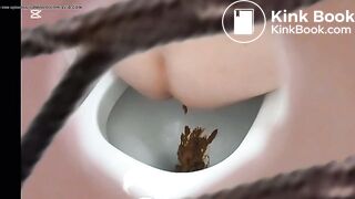 girl pooping in the Toilette - video 2