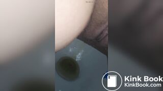 Girl pooping Mulher cagando - video 2