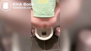 Girl pooping - video 869