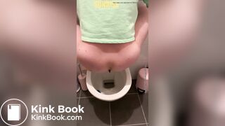 Girl pooping - video 869
