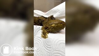 Pretty Amateur girl take a shit