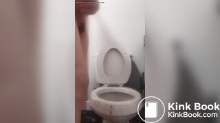 Showing off her holes as she twerks out a nasty shit