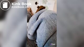 Brune fait caca dans la salle de bain