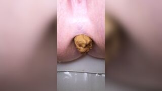 Snapchat girl close up pooping