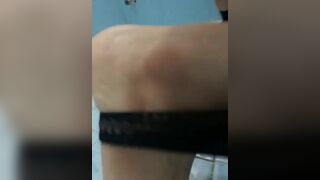 Caca sur le carrelage de la salle de bain