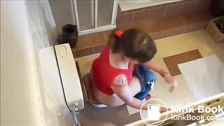 DUTCH SCAT MISTRESS POOPS ON THE TOILET