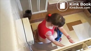 DUTCH SCAT MISTRESS POOPS ON THE TOILET