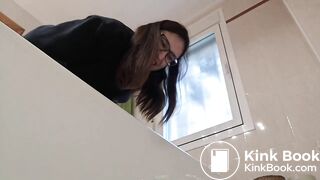 Chica defecando 2